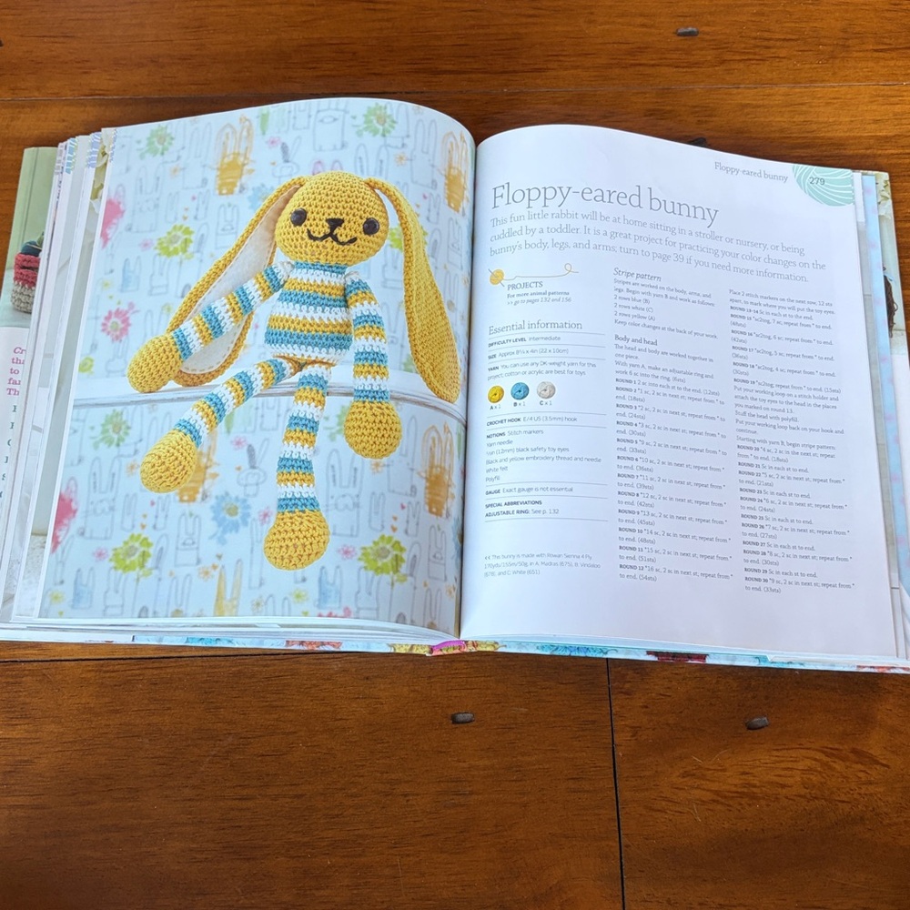 Crochet: The Complete Step-By-Step Guide, Essential Techniques By DK - Picture 11 of 12